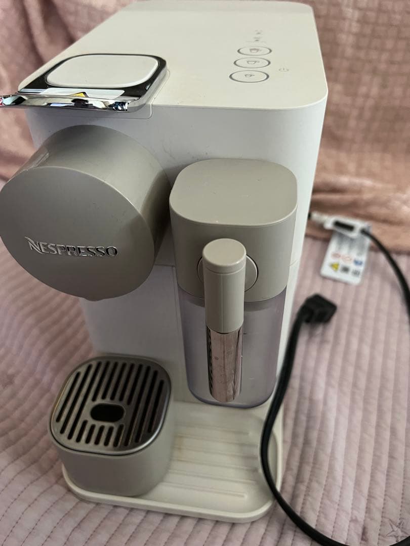 ラティシマワン　湯垢洗浄剤付　（ネスプレッソ　エスプレッソマシン）