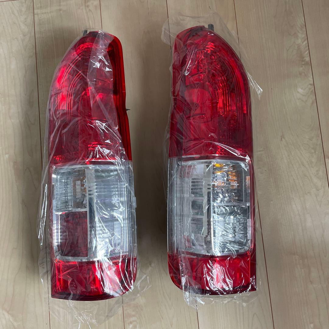 ハイエース　200系　テールランプ　純正
