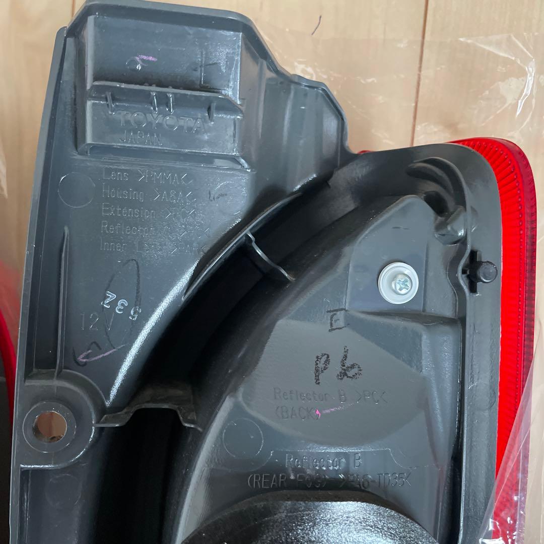 ハイエース　200系　テールランプ　純正
