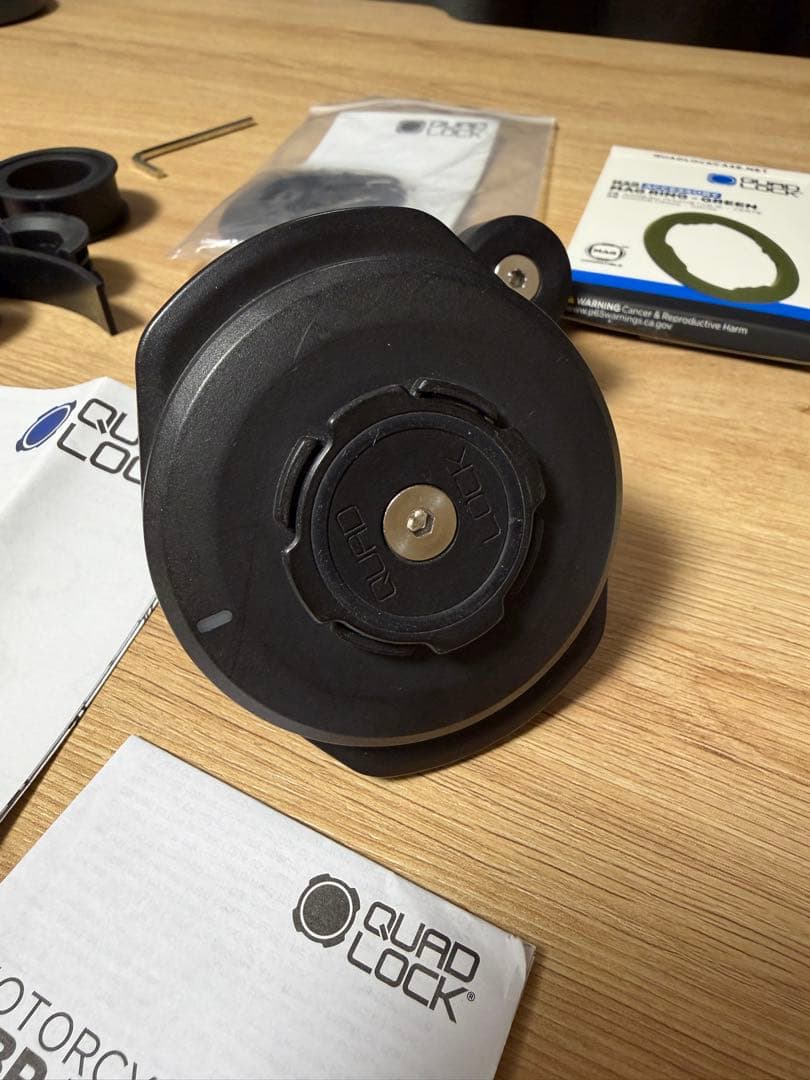 Quad Lock バイク用セット マウント＋衝撃吸収ダンパー + 充電ヘッド他