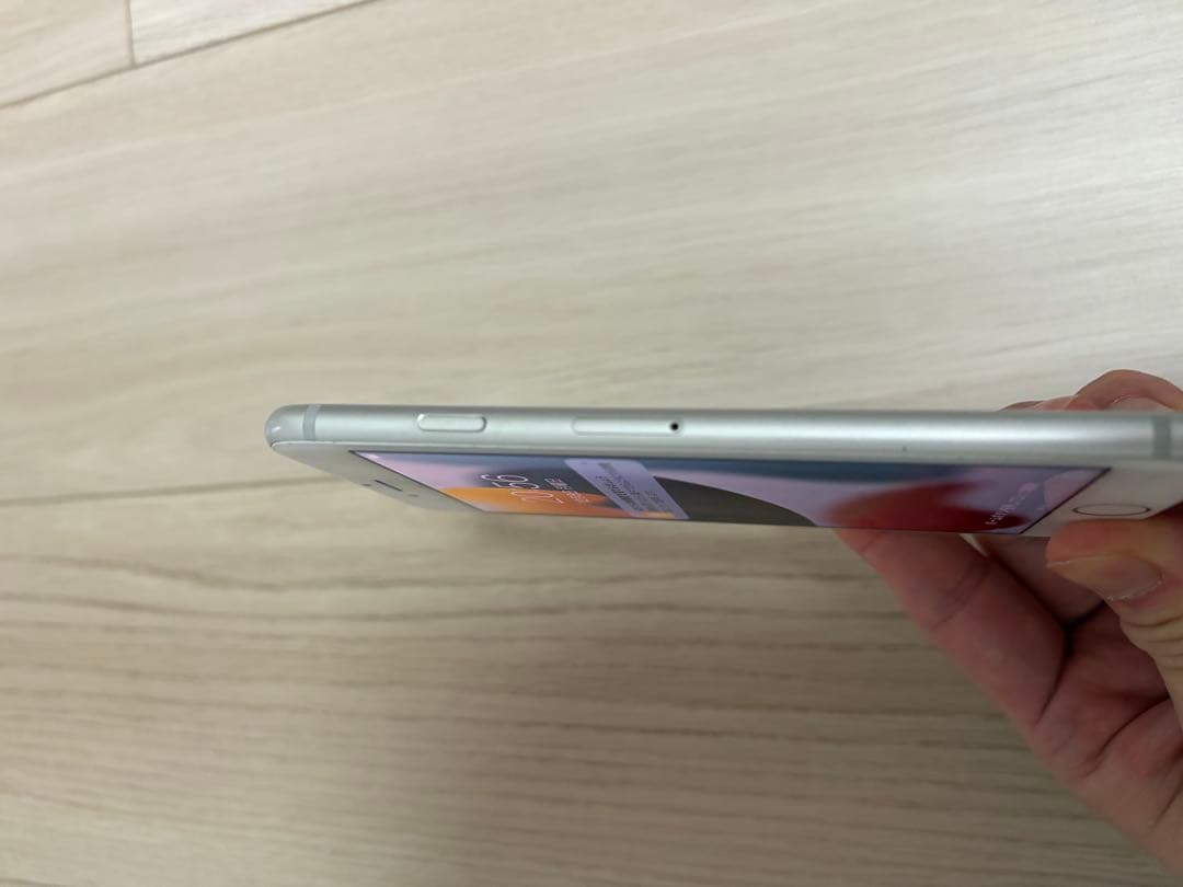 美品　Apple iPhone 8 64GB シルバー