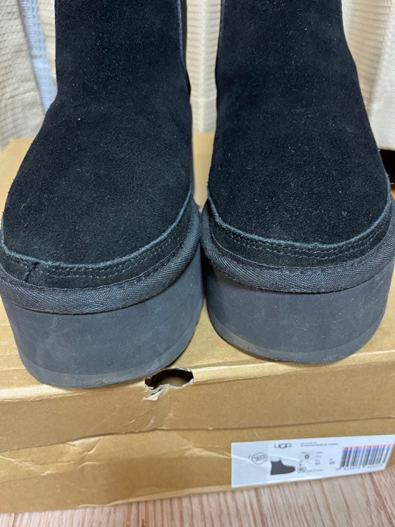 UGG プラットフォームブーツ　Neumel Platform Chelsea