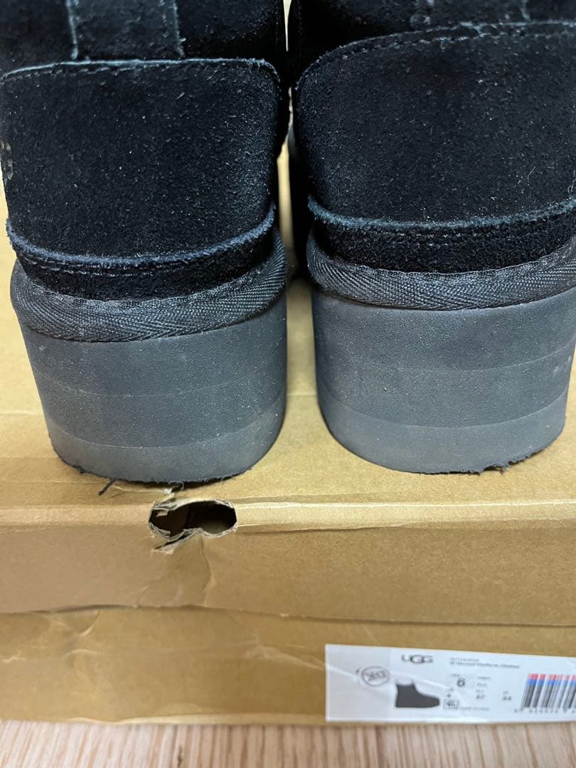 UGG プラットフォームブーツ　Neumel Platform Chelsea