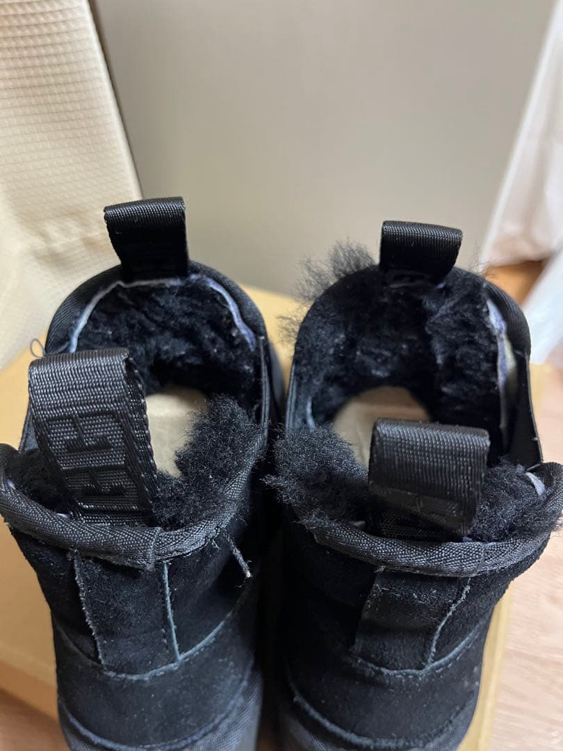 UGG プラットフォームブーツ　Neumel Platform Chelsea