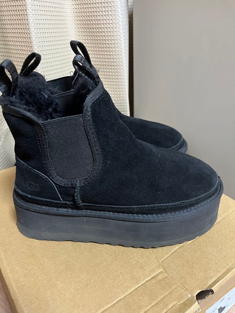 UGG プラットフォームブーツ　Neumel Platform Chelsea