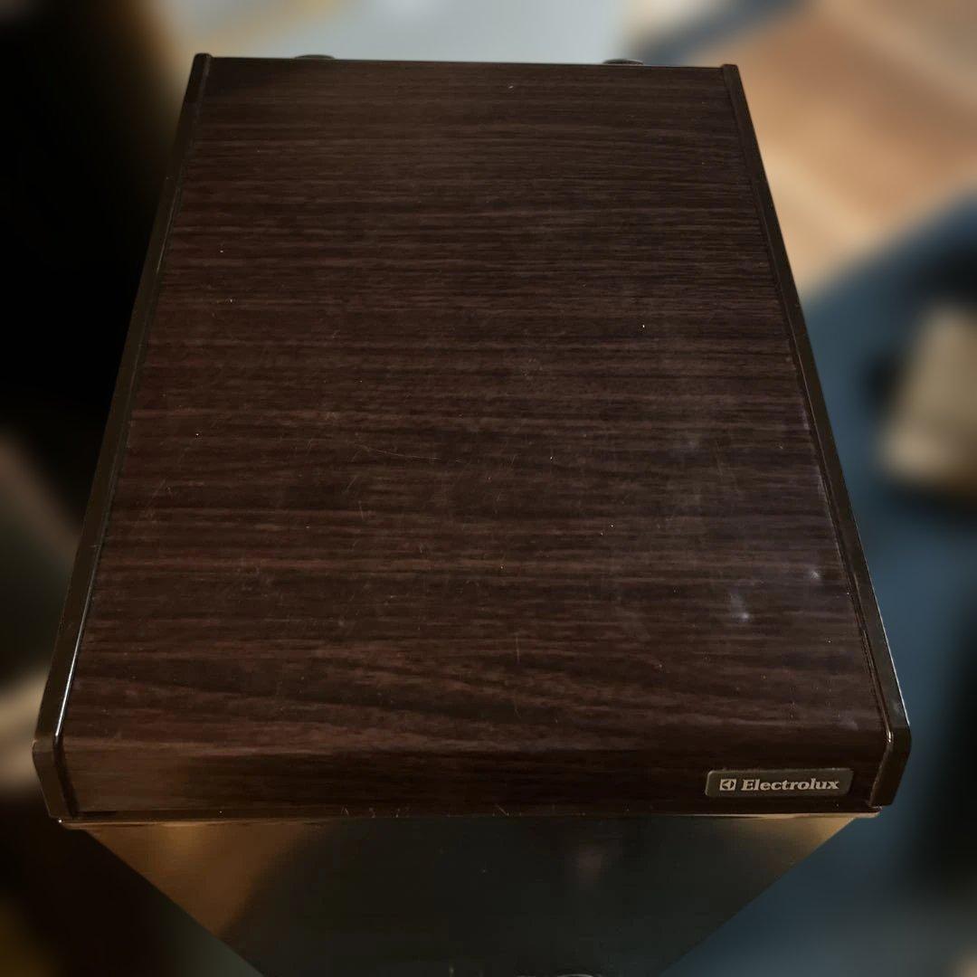Electrolux 縦型冷凍庫 ダークブラウン　木目調　冷凍ストッカー　65L