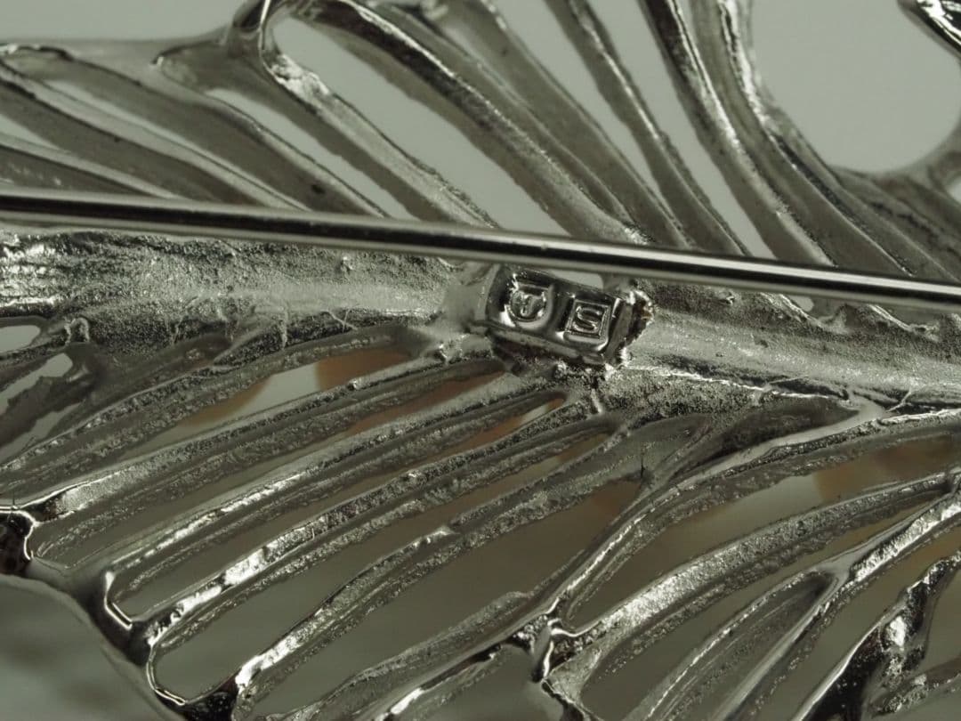 田崎真珠　TASAKI　タサキ連なるライン極上良質天然アコヤ本真珠リーフブローチ