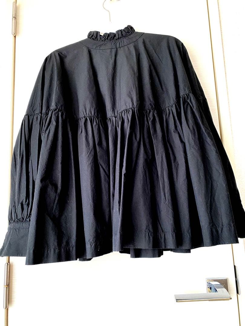 美品ネストローブフリルギャザーブラウス（黒）
