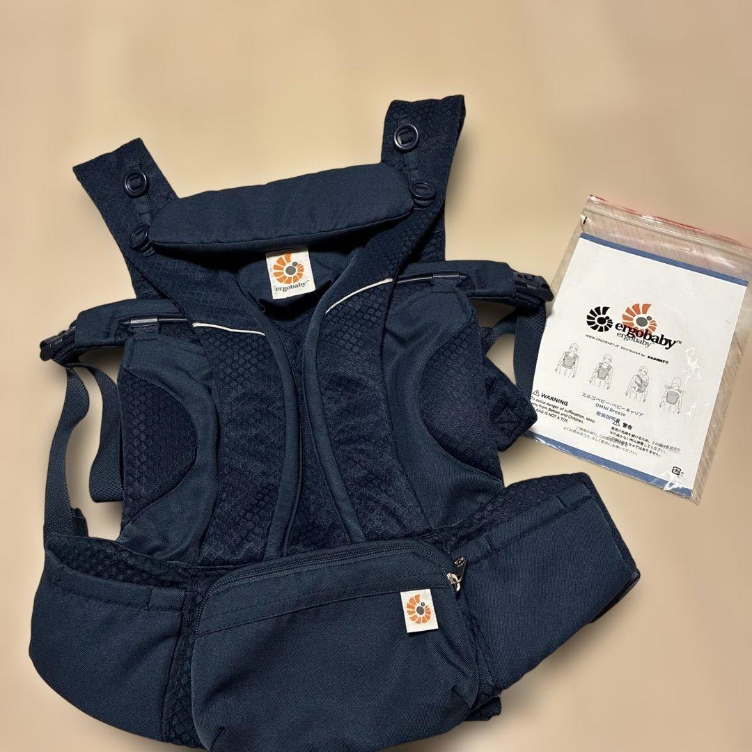 美品！エルゴオムニブリーズ　ミッドナイトブルー　ergobaby 抱っこひも