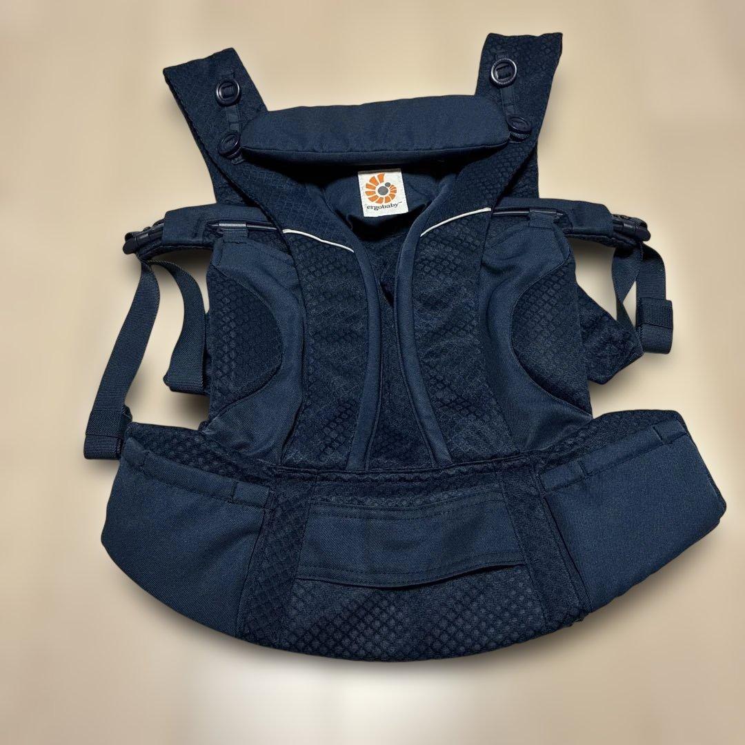 美品！エルゴオムニブリーズ　ミッドナイトブルー　ergobaby 抱っこひも