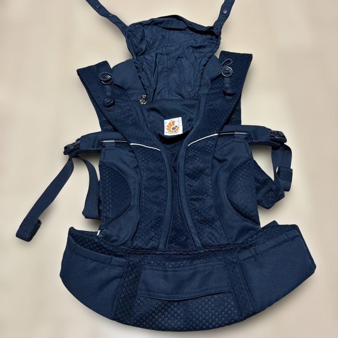 美品！エルゴオムニブリーズ　ミッドナイトブルー　ergobaby 抱っこひも