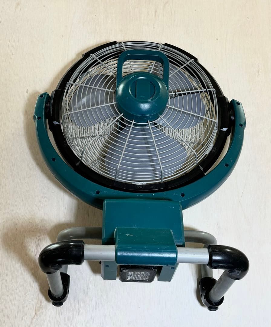 マキタ　CF300D 扇風機 本体アダプターとバッテリー付き makita
