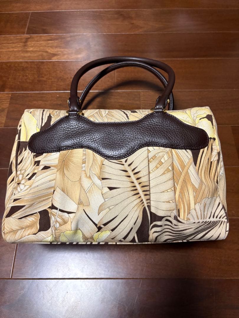 フェラガモ　葉柄ハンドバッグ