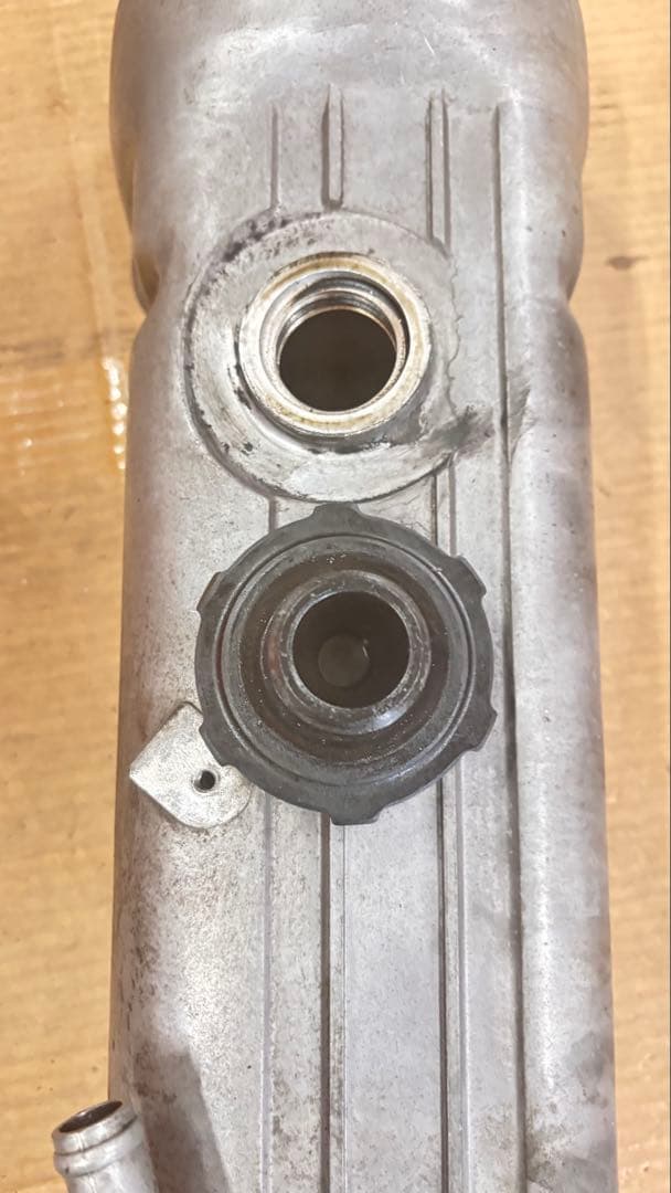 NISSAN L型エンジン　タペットカバー