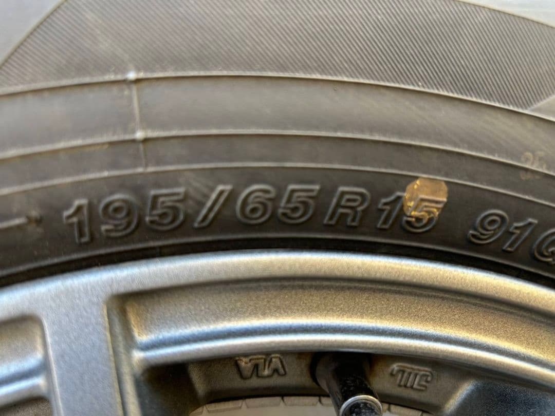 ２３製スタッドレスタイヤ４本バリ溝！195/65/15