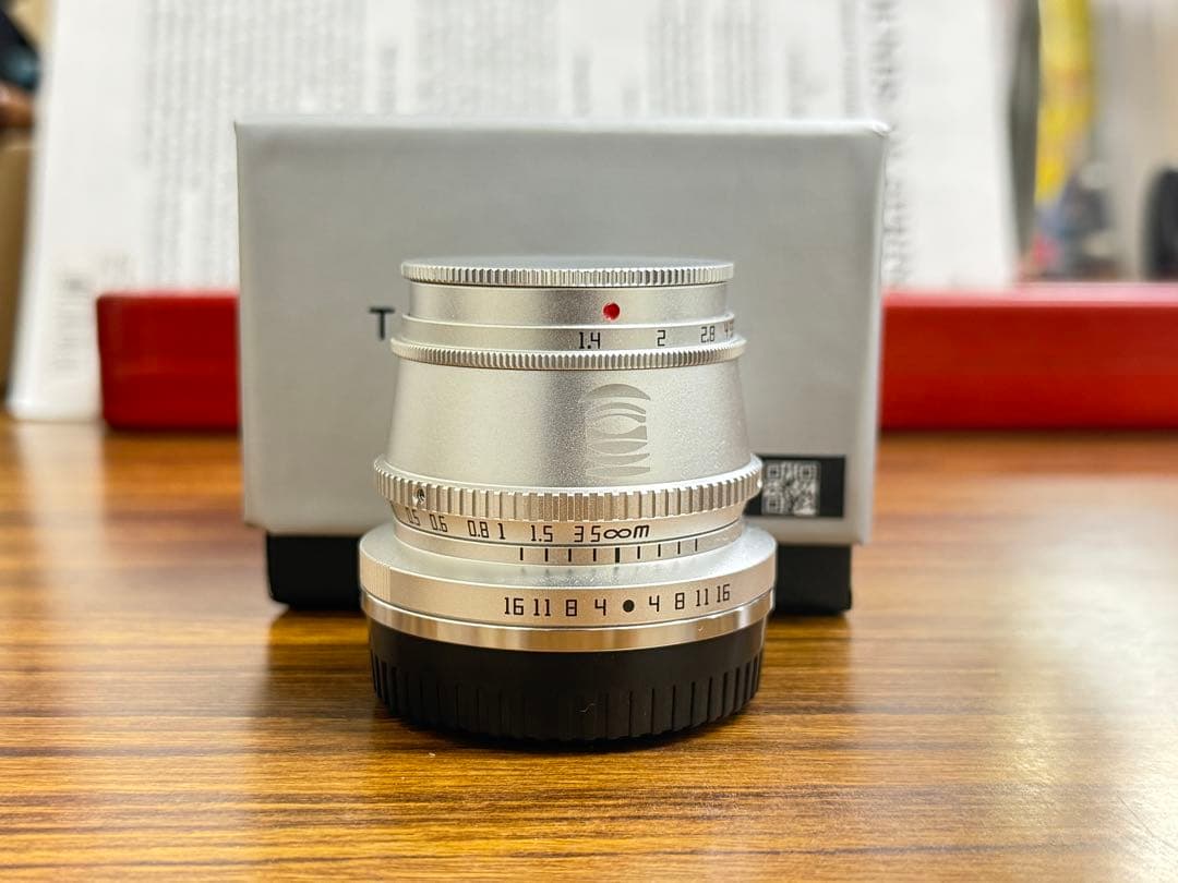 TTArtisan 35mm f/1.4 シルバー レンズ