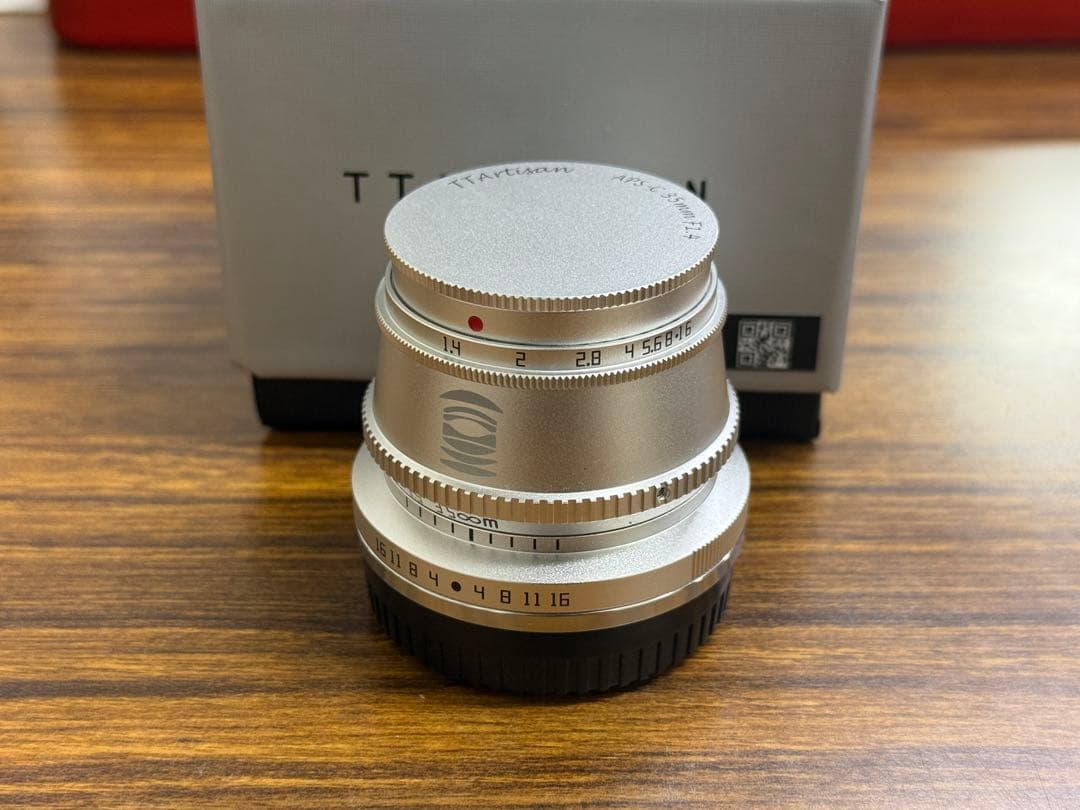 TTArtisan 35mm f/1.4 シルバー レンズ