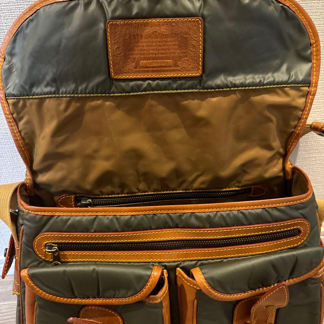 【美品】ハンティングワールド バチューサーパス カーキ系 メッセンジャーバッグ