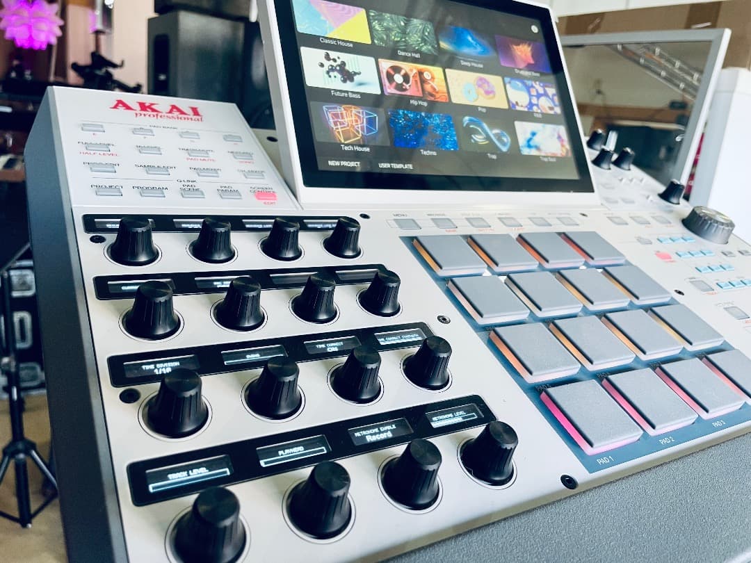AKAI MPC X SE DISKセーバー付 (ほぼ未使用品) 即発送!!