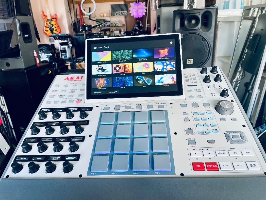 AKAI MPC X SE DISKセーバー付 (ほぼ未使用品) 即発送!!