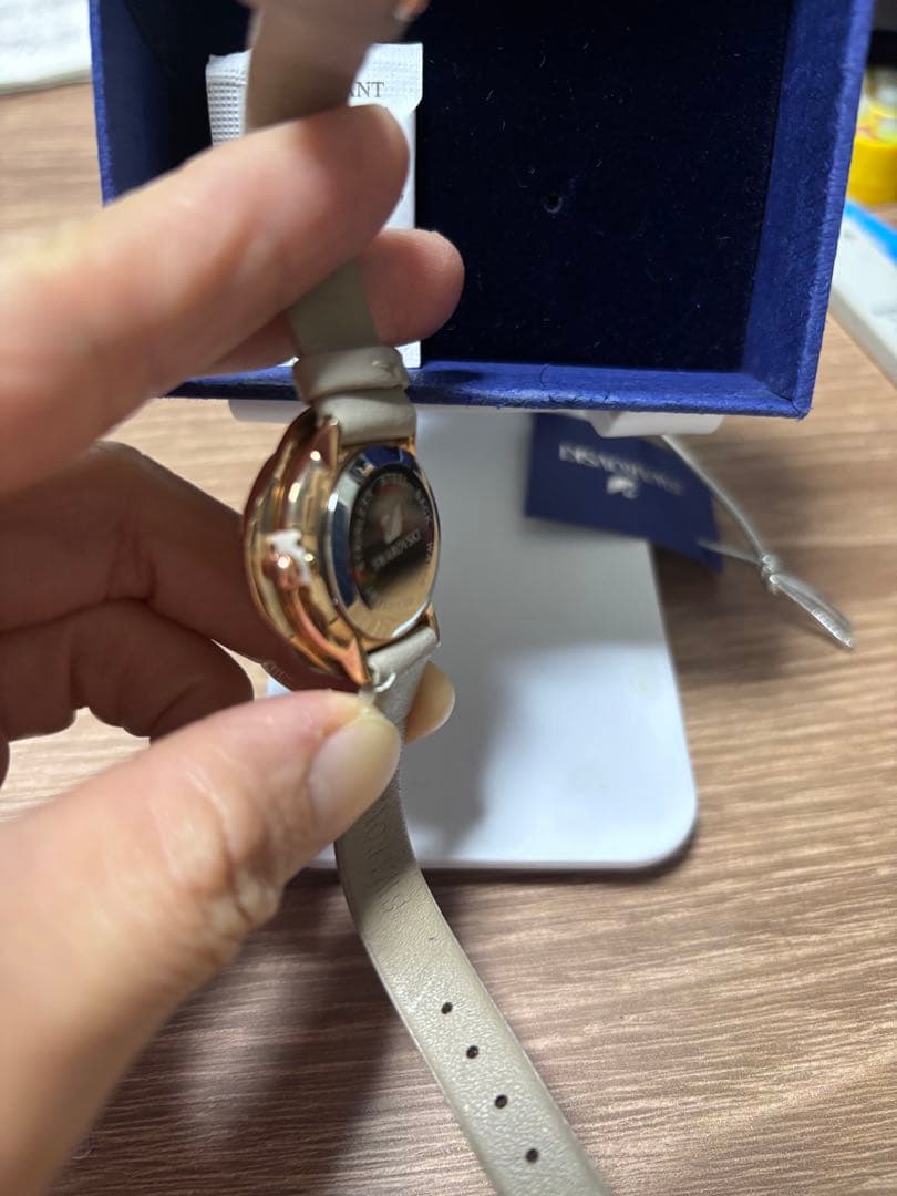 Swarovski クォーツ腕時計 ゴールド/ベージュ