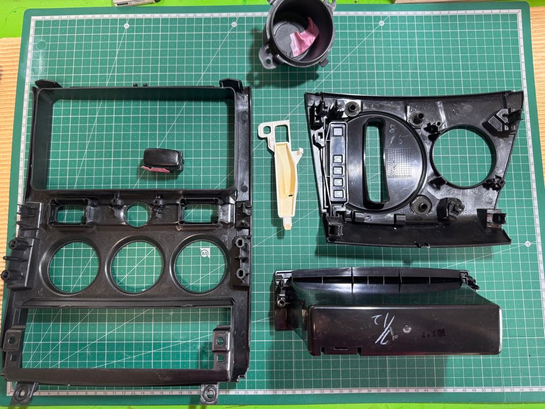 ③デリカD5 センターパネル シフトパネル マットブラック