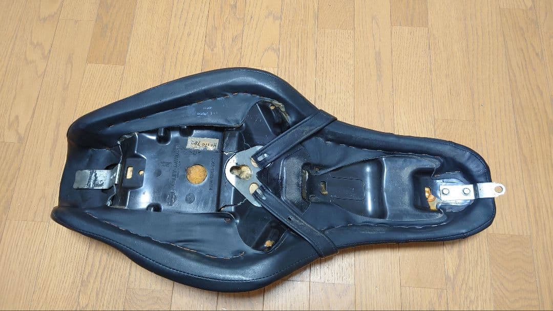 Nas様用 ハーレー スポーツスター 純正バッドランダーシート