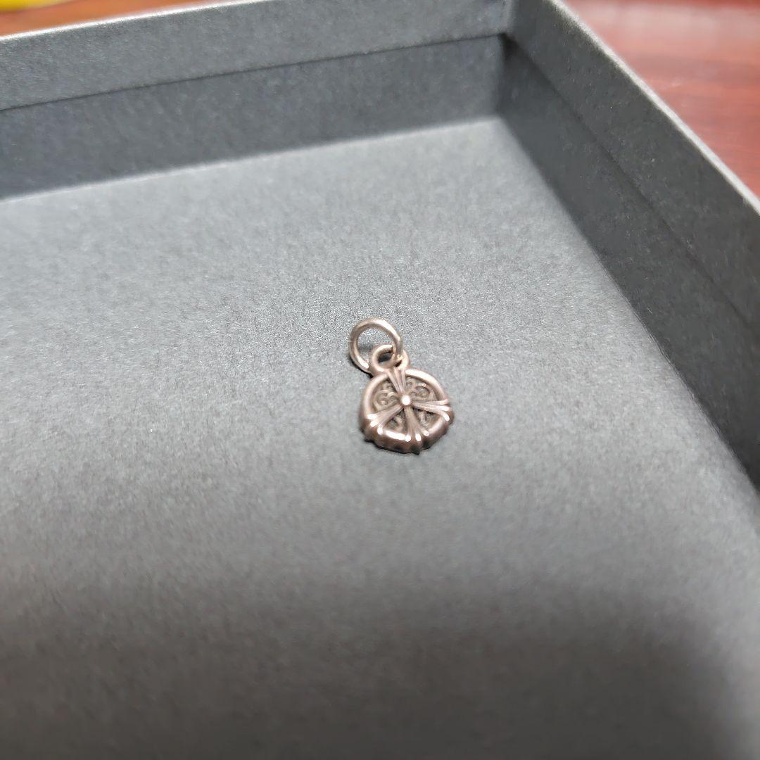 クロムハーツ　ピースサインチャーム