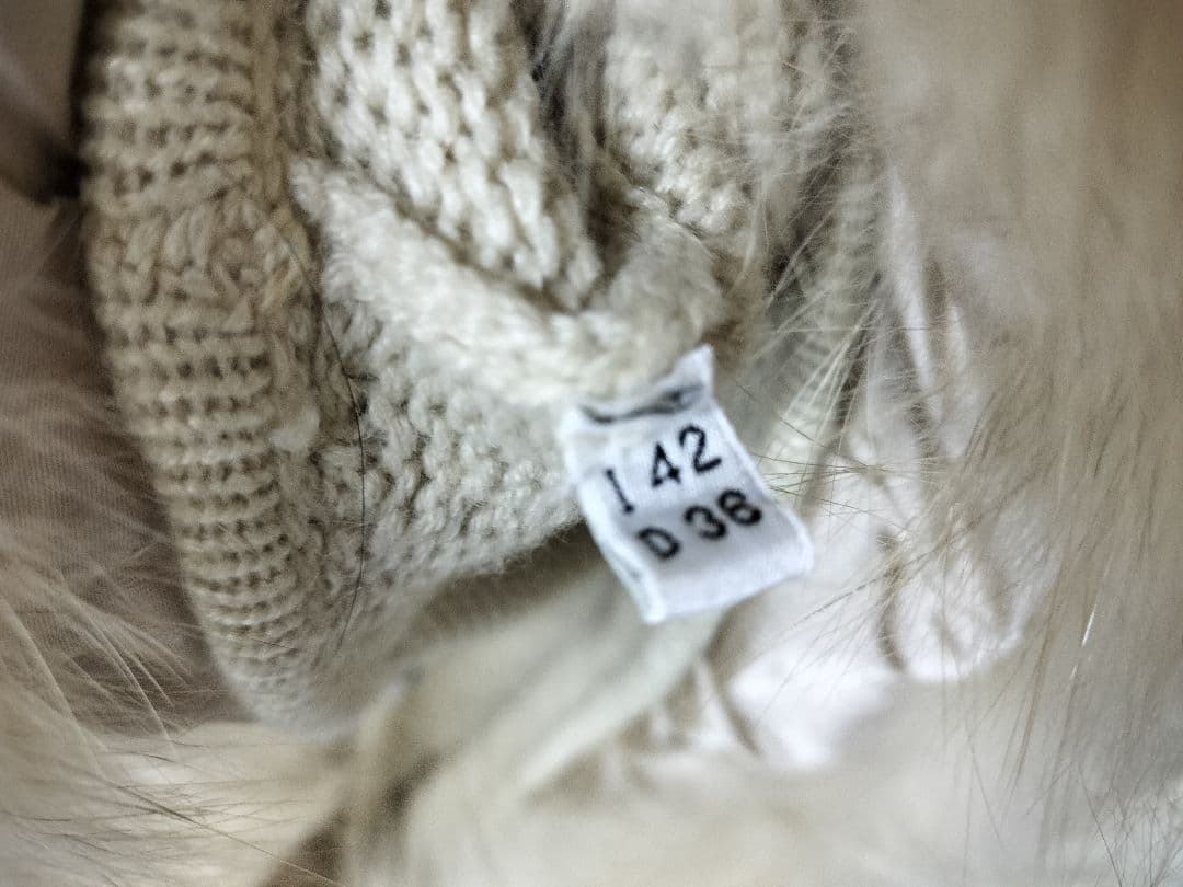 ANNA MOLINARI ふわふわファー付きニットセーターベージュゴージャス