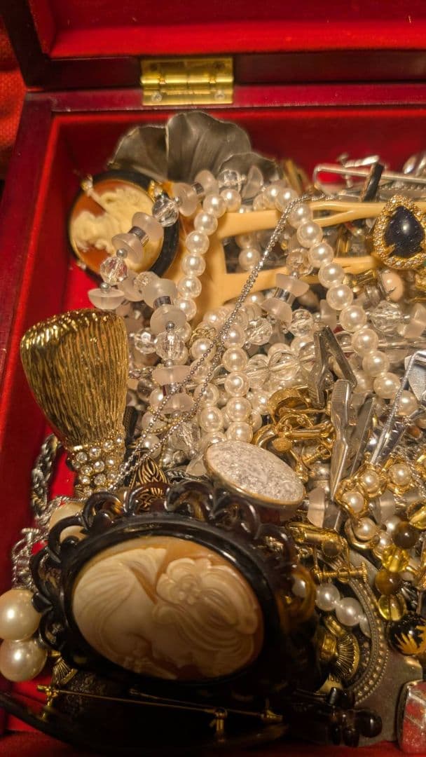 必見イミテーションアクセサリービンテージジュエリーまとめて