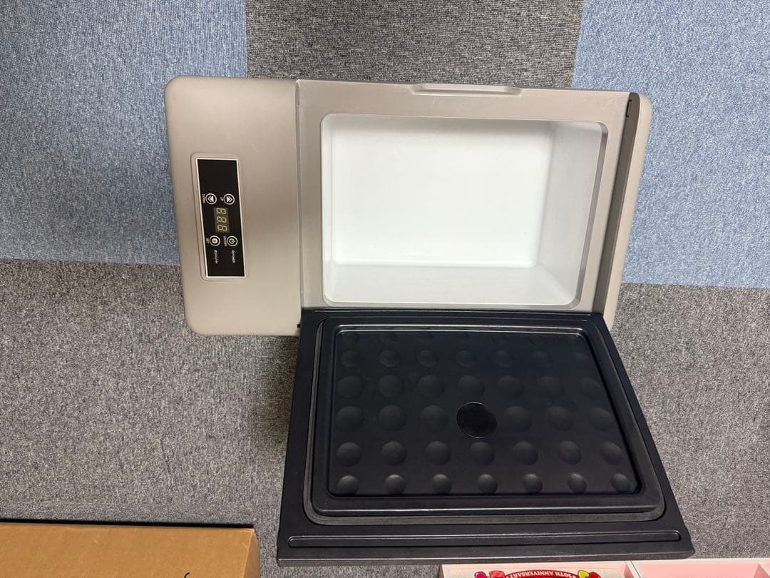 車載冷蔵庫とケトルとおまけ付きシガーソケット