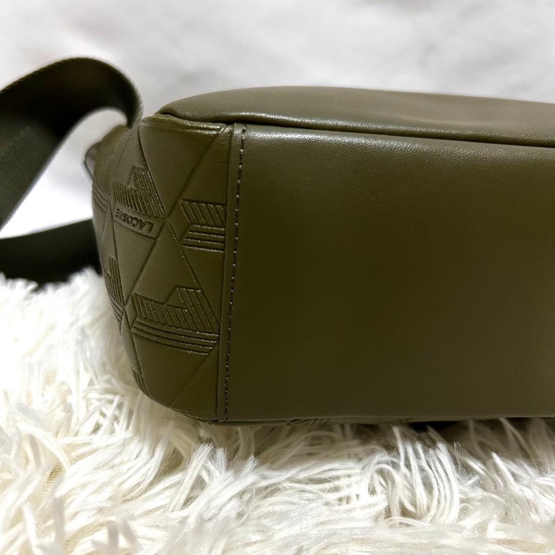 未使用品　LACOSTE ラコステ　メッセンジャーバッグ　カーキ　レザー　革