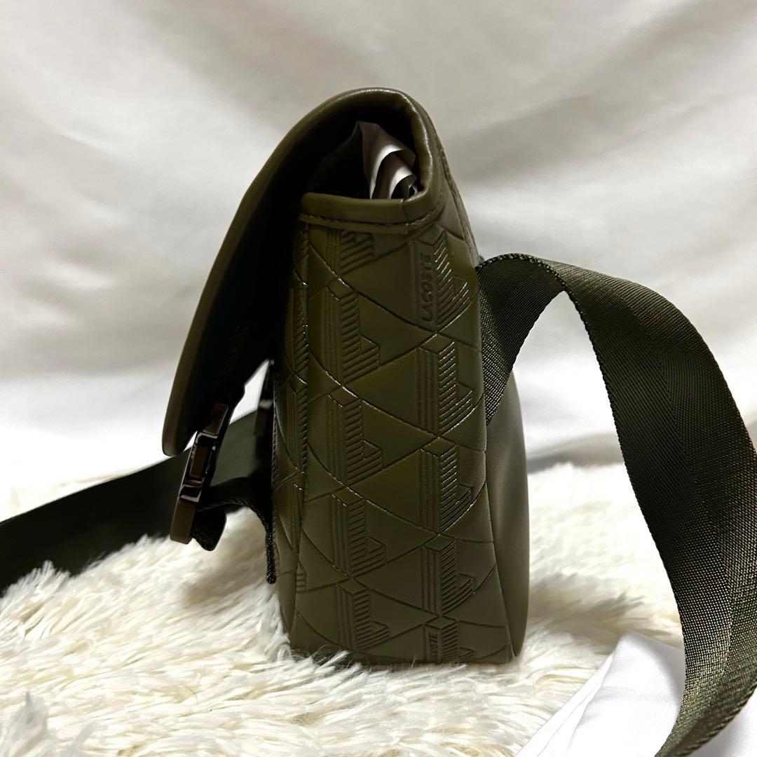 未使用品　LACOSTE ラコステ　メッセンジャーバッグ　カーキ　レザー　革