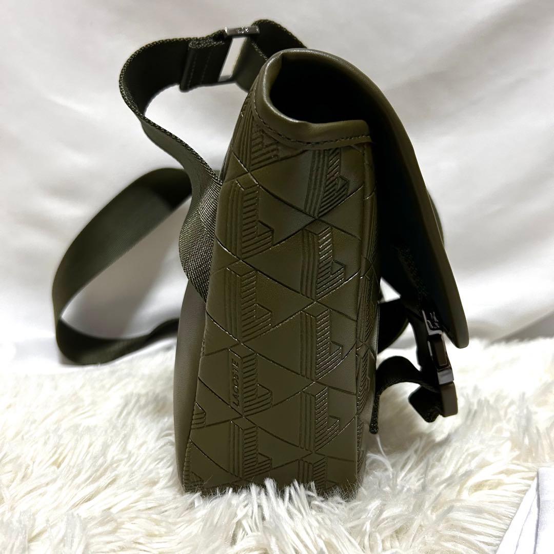 未使用品　LACOSTE ラコステ　メッセンジャーバッグ　カーキ　レザー　革