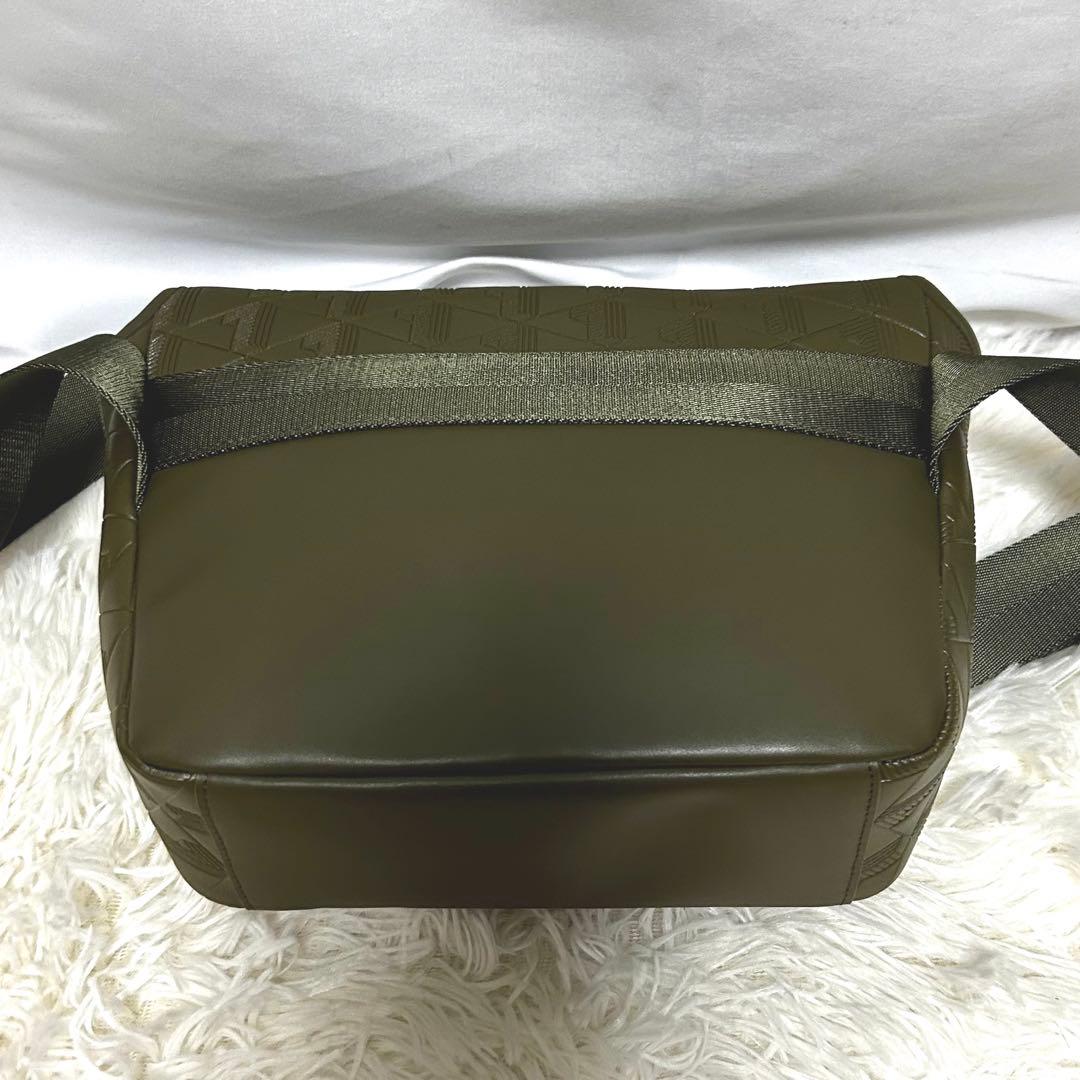 未使用品　LACOSTE ラコステ　メッセンジャーバッグ　カーキ　レザー　革