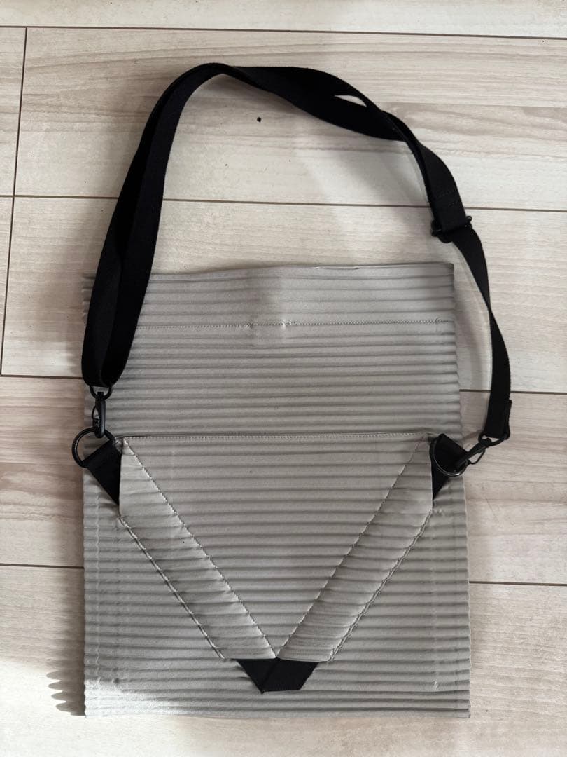[稀少]HOMME PLISSE ISSEY MIYAKEプリーツボディーバッグ