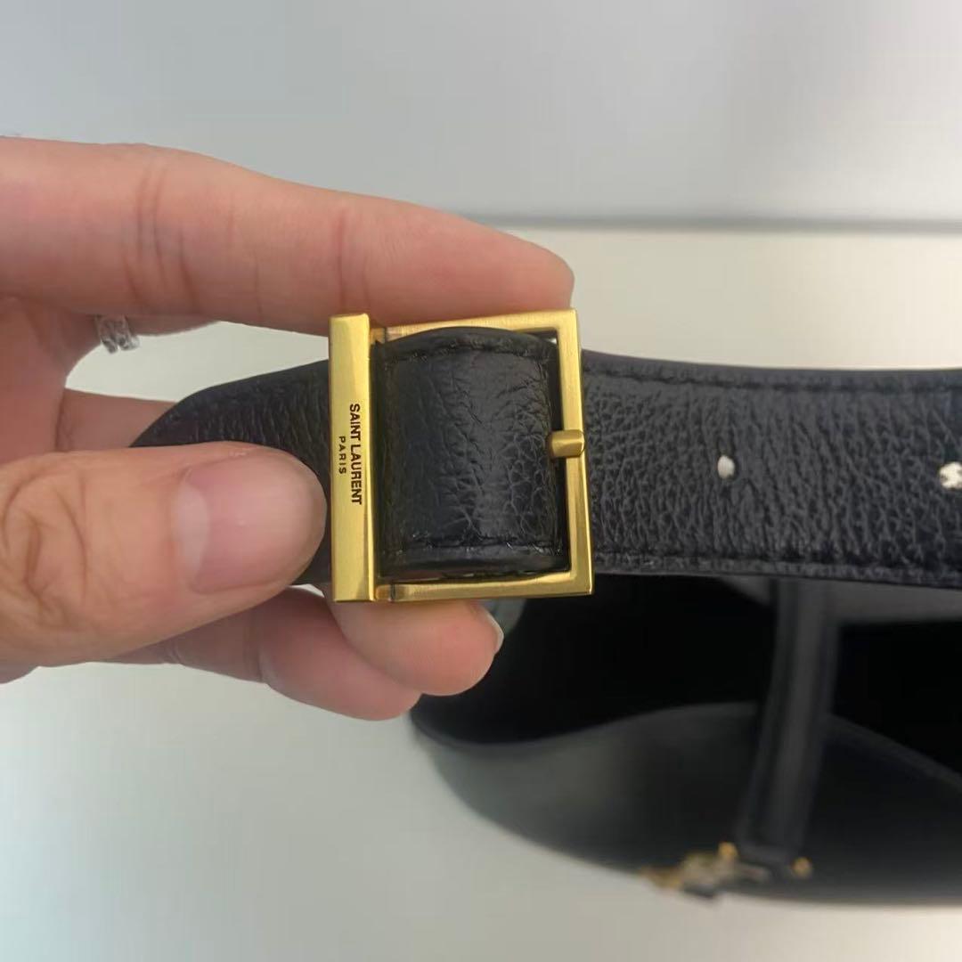 Saint Laurent（サンローラン）ロゴ付きレザーハンドバッグ