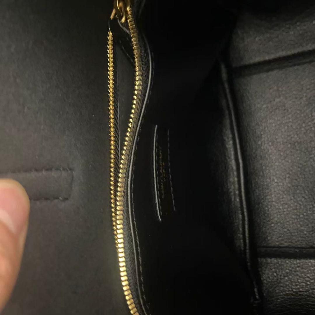 Saint Laurent（サンローラン）ロゴ付きレザーハンドバッグ