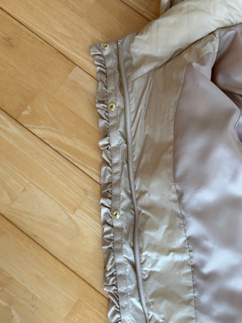 22時までお値下げQUEENS COURT ベージュ フリル付きダウンジャケット