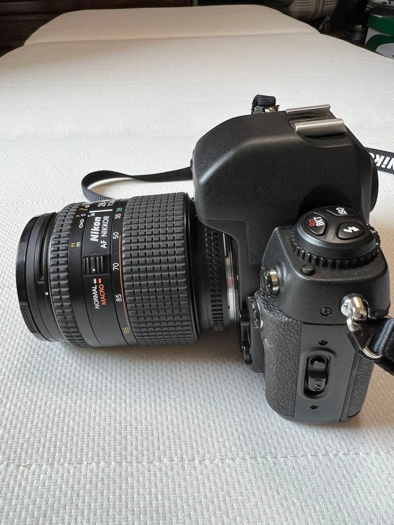 Nikon F100 一眼レフカメラ + Nikkor 28-105mm