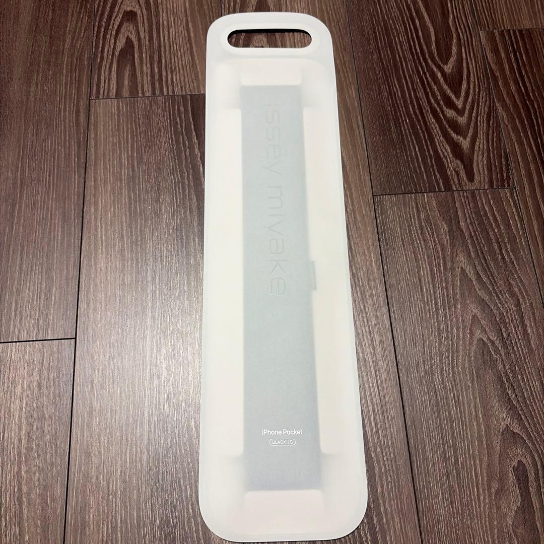 Apple iPhone Pocket ISSEY MIYAKE ブラック