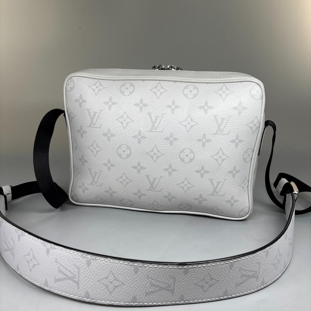 超極美品/RFID ルイヴィトン タイガラマ アウトドアメッセンジャーPM