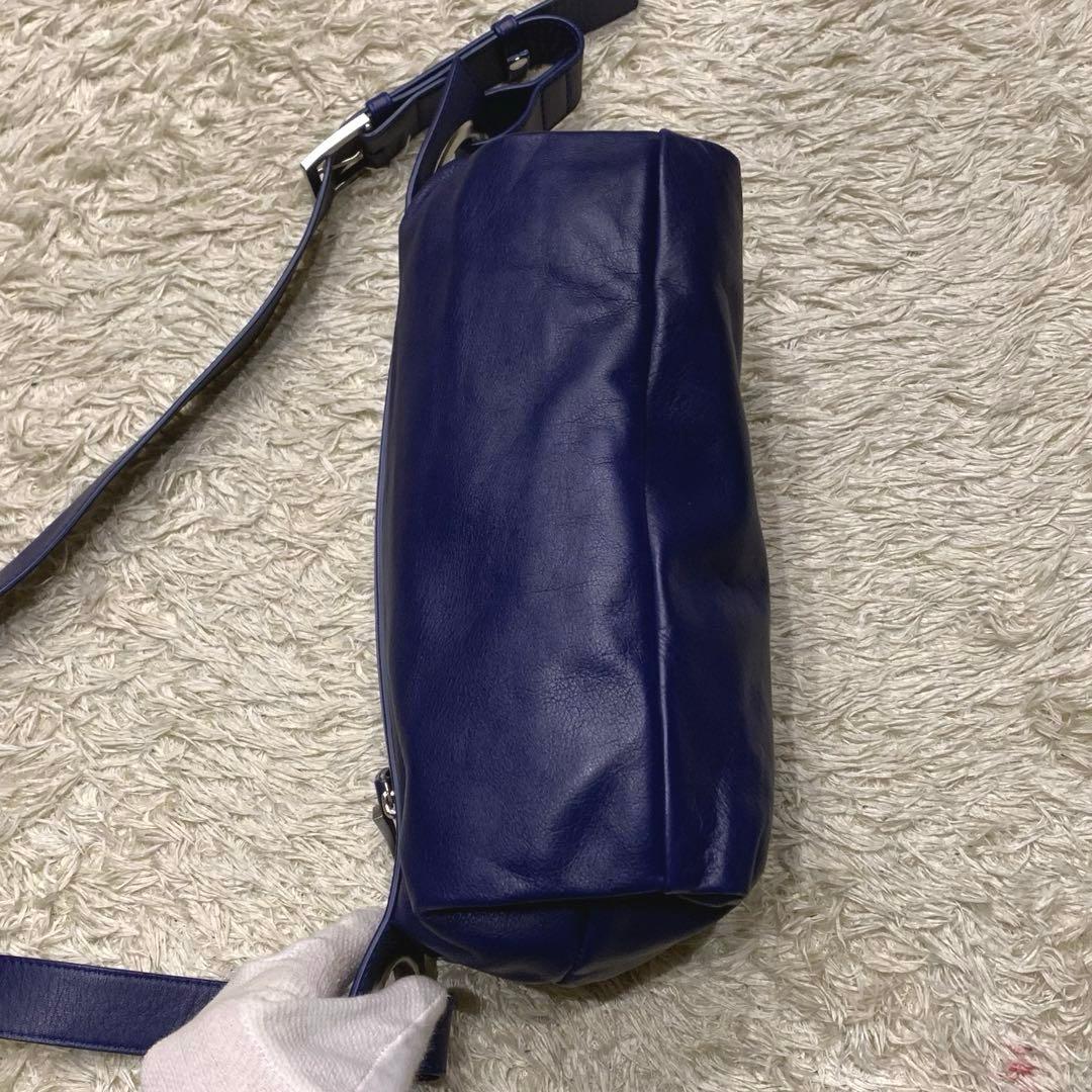 美品✨kawa-kawaカワカワ ハトメ ボディバッグ ショルダー レザー 紺色