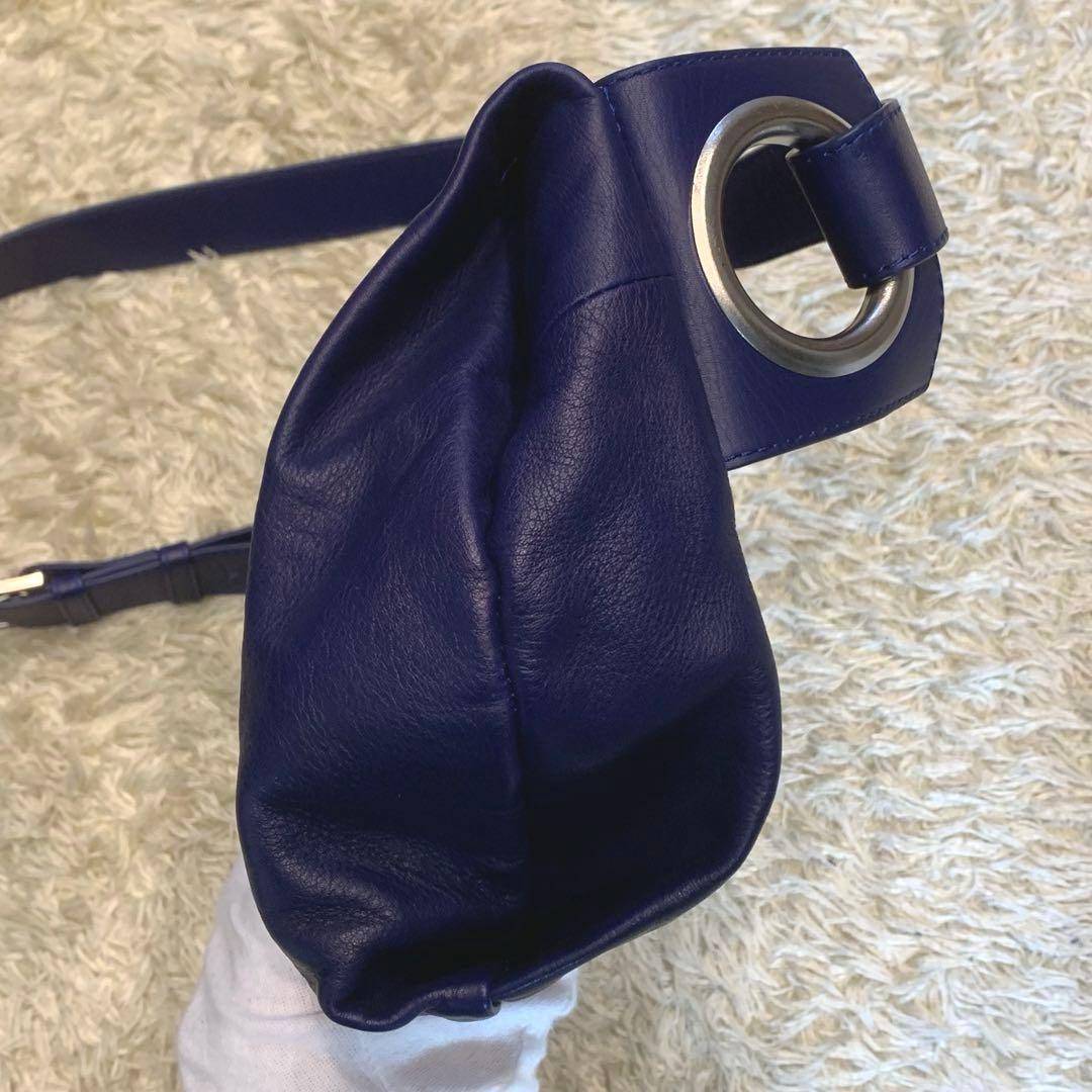 美品✨kawa-kawaカワカワ ハトメ ボディバッグ ショルダー レザー 紺色