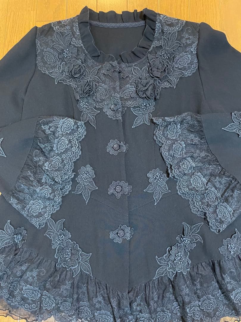 【未使用品】アトリエまりこ　レースお花付き黒ブラウス フリーサイズ