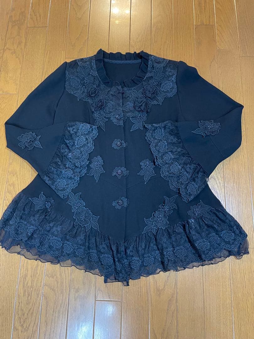 【未使用品】アトリエまりこ　レースお花付き黒ブラウス フリーサイズ