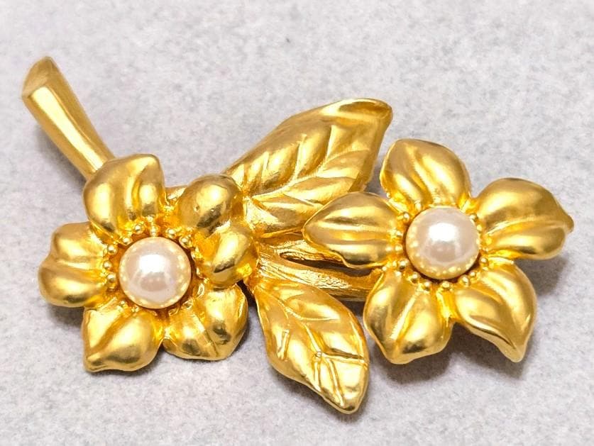 KENZOケンゾー ゴールドカラー パール付きフラワー　ブローチ　43246