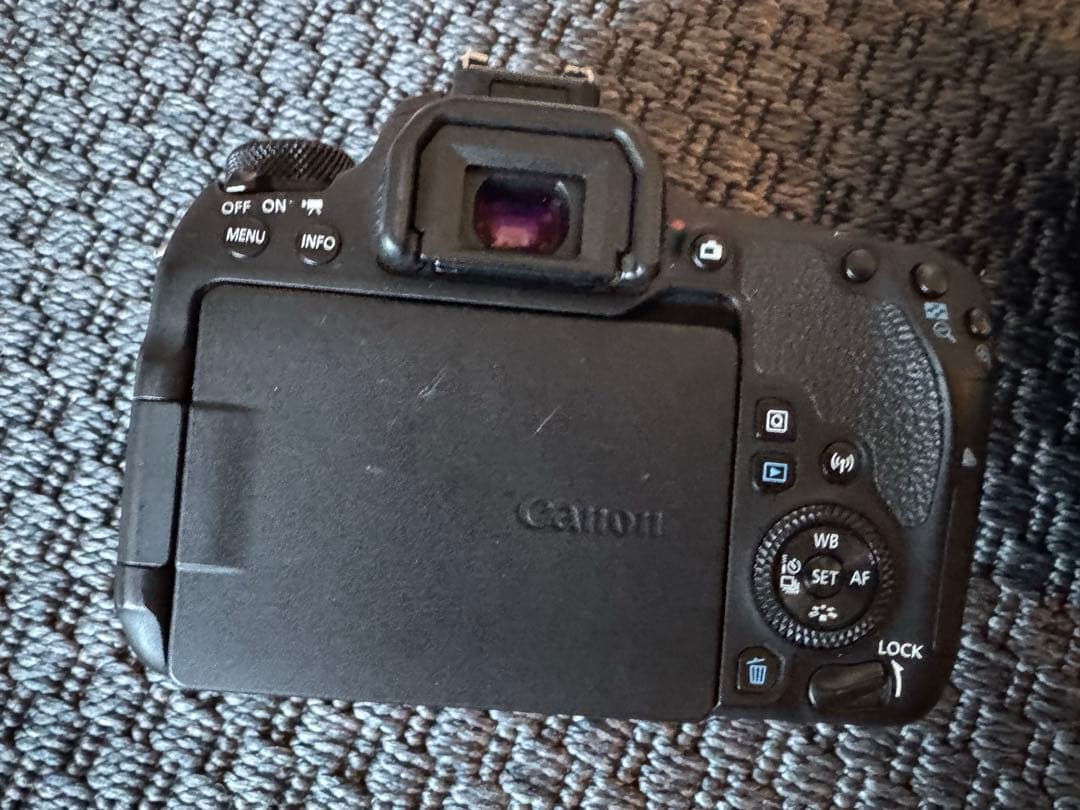 Canon EOS 9000D + EF-S 18-135mm(レンズはオマケ)