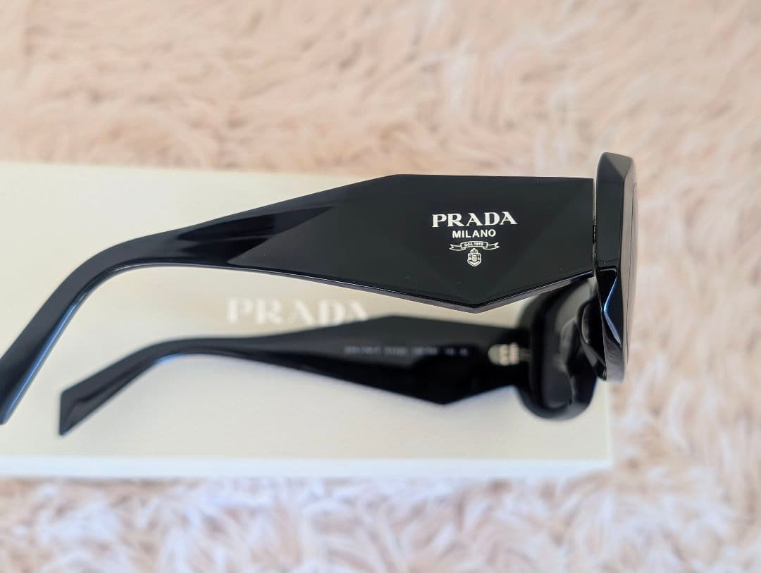 信 新品同様！PRADA プラダ シンボルサングラス