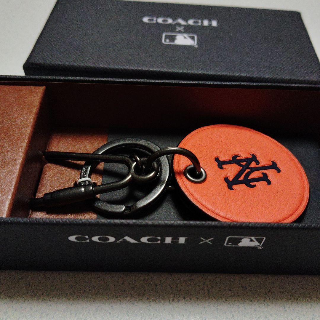 新品箱入 COACH x MLBコラボ　レザー キーホルダー NYヤンキース